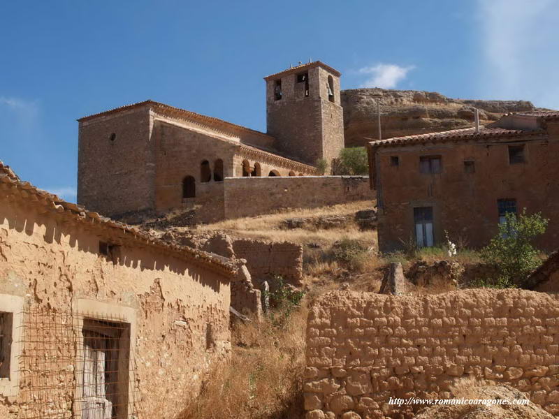 TEMPLO SOBRE EL CASERÍO